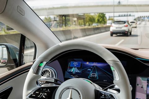 Das Lenkrad eines Mercedes-Fahrzeugs, das auf der Autobahn fährt