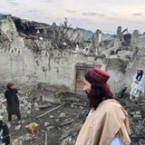 Afghanen in einem durch das Erdbeben zerstörten Dorf in der Provinz Paktika. 