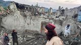 Afghanen in einem durch das Erdbeben zerstörten Dorf in der Provinz Paktika. 