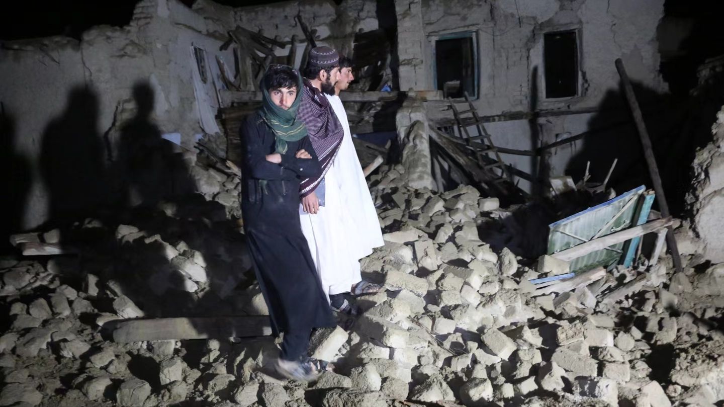 Afghanen in den Ruinen ihrer Häuser Afghanen in den Ruinen ihrer Häuser