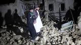 Afghanen in den Ruinen ihrer Häuser