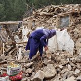 Ein Mann sucht nach einem schweren Erdbeben unter Trümmern nach seinen Habseligkeiten