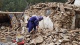 Ein Mann sucht nach einem schweren Erdbeben unter Trümmern nach seinen Habseligkeiten