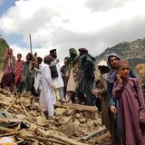 Menschen helfen bei den Such- und Rettungsarbeiten in den Trümmern eines Gebäudes