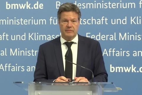 Alarmstufe ausgerufen: Habeck: "Gas ist von nun an ein knappes Gut"