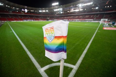 Der VfB Stuttgart verfügt sogar über Eckfahnen-Abdeckungen in Regenbogenfarben