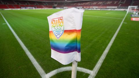Der VfB Stuttgart verfügt sogar über Eckfahnen-Abdeckungen in Regenbogenfarben