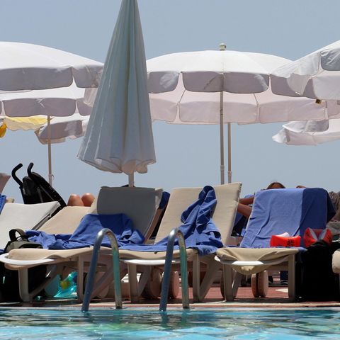 Handtücher sollen auf einen reservierten Platz am Pool hinweisen.