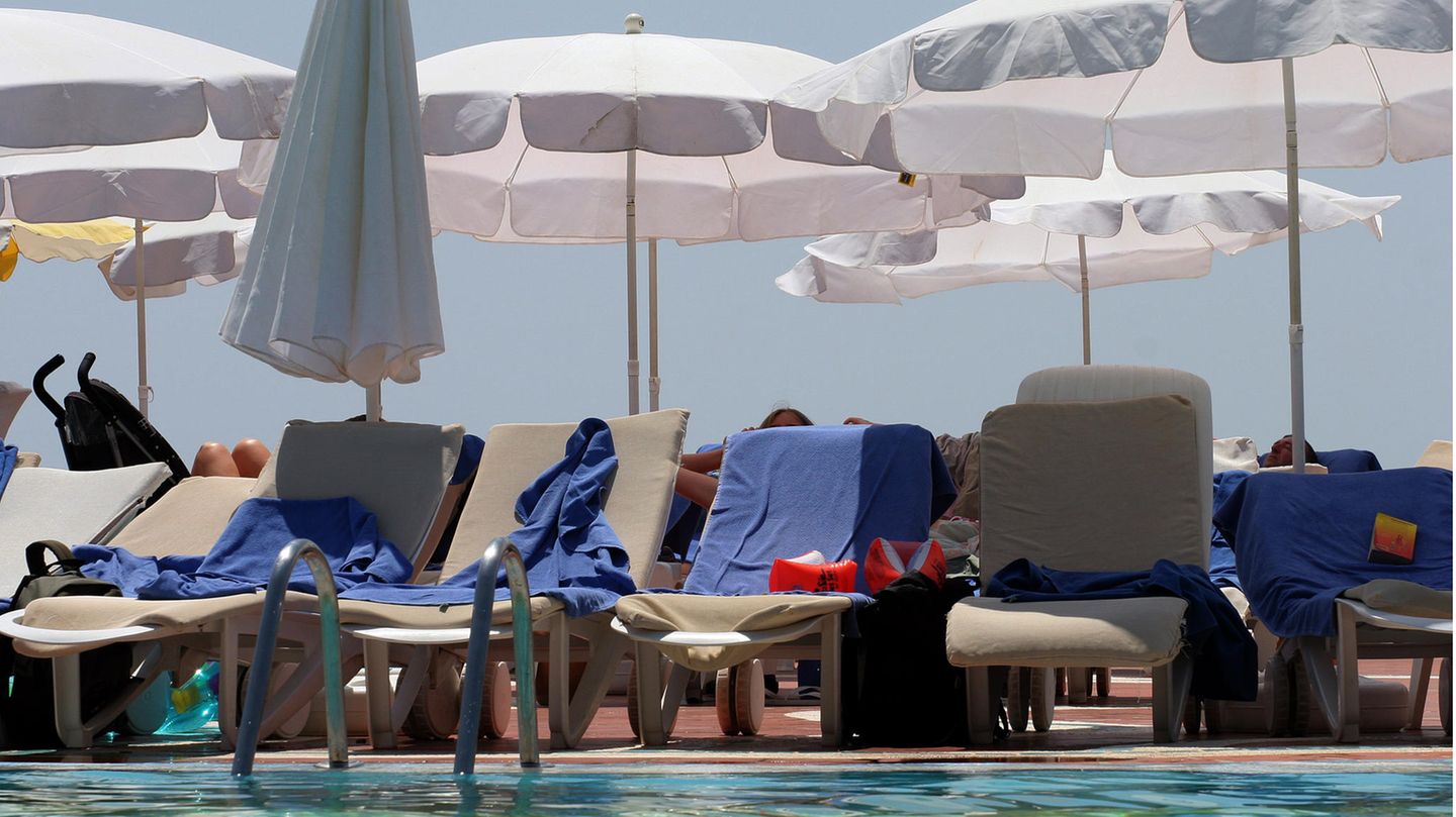 Handtücher sollen auf einen reservierten Platz am Pool hinweisen.