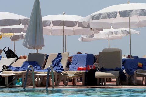 Handtücher sollen auf einen reservierten Platz am Pool hinweisen.