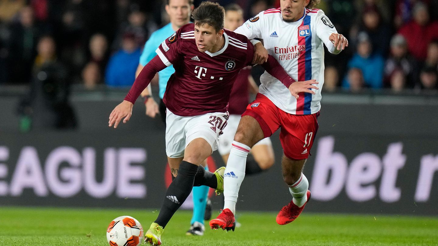 Adam Hlozek, Bayer Leverkusen Satte 16 bis 18 Millionen Euro überwies Bayer Leverkusen für Hlozek an Sparta Prag. Der 19-Jährige gilt als größtes Offensivtalent Tschechiens. Mit Landsmann Patrick Schick wird er ein Angriffsduo bilden, das Angst und Schrecken in gegnerischen Abwehrreihen verbreitet.