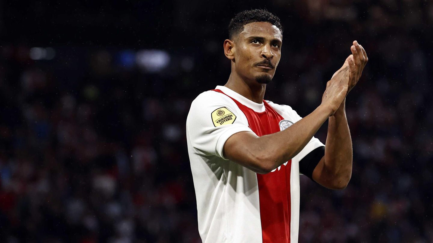 Sebastien Haller gehörte 2018 neben Ante Rebic und Luka Jovic zur "Büffelherde" von Eintracht Frankfurt, die den Pokal gegen die Bayern gewann. Nun kehrt der französisch-ivorische Mittelstürmer nach Stationen bei West Ham United und Ajax Amsterdam in die Bundesliga zurück, allerdings zieht es ihn zu Borussia Dortmund. Dort soll er Erling Haaland ersetzen – soweit das möglich ist. Zumal bei Haller ein Hodentumor diagnostiziert wurde und nicht klar ist, wann er wieder Fußball spielen und dem BVB helfen kann.