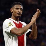 Sebastien Haller gehörte 2018 neben Ante Rebic und Luka Jovic zur "Büffelherde" von Eintracht Frankfurt, die den Pokal gegen die Bayern gewann. Nun kehrt der französisch-ivorische Mittelstürmer nach Stationen bei West Ham United und Ajax Amsterdam in die Bundesliga zurück, allerdings zieht es ihn zu Borussia Dortmund. Dort soll er Erling Haaland ersetzen – soweit das möglich ist. Zumal bei Haller ein Hodentumor diagnostiziert wurde und nicht klar ist, wann er wieder Fußball spielen und dem BVB helfen kann.