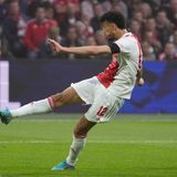 Mazzraoui soll die von den Bayern lang ersehnte Lösung auf der rechten Seite sein, nach der der Rekordmeister seit Jahren fahndet. Benjamin Parvard hat die Aufgabe zwar in den vergangenen Jahren gut gelöst, aber er ist ein gelernter Innenverteidiger und offensiv nicht der Stärkste. Jetzt kommt Mazraoui, dessen Qualitäten gerade in der Vorwärtsbewegung liegen sollen.