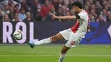 Mazzraoui soll die von den Bayern lang ersehnte Lösung auf der rechten Seite sein, nach der der Rekordmeister seit Jahren fahndet. Benjamin Parvard hat die Aufgabe zwar in den vergangenen Jahren gut gelöst, aber er ist ein gelernter Innenverteidiger und offensiv nicht der Stärkste. Jetzt kommt Mazraoui, dessen Qualitäten gerade in der Vorwärtsbewegung liegen sollen.