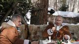 Wladimir Putin bei einer Tee-Runde mit Verteidigungsminister Sergej Schoigu im März 2021 in der sibirischen Taiga 