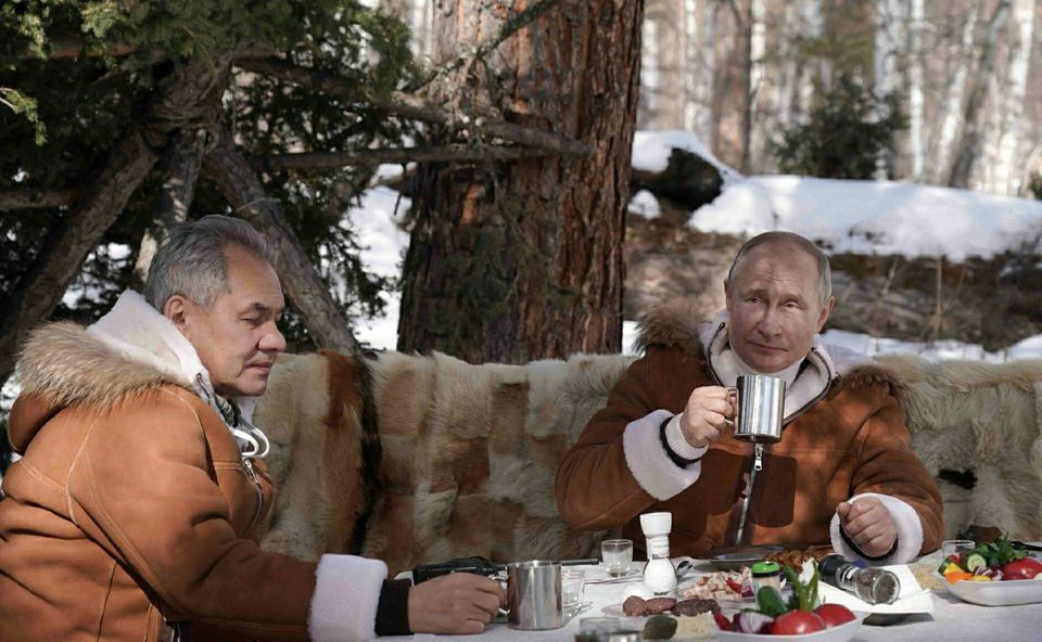 Wladimir Putin bei einer Tee-Runde mit Verteidigungsminister Sergej Schoigu im März 2021 in der sibirischen Taiga Wladimir Putin bei einer Tee-Runde mit Verteidigungsminister Sergej Schoigu im März 2021 in der sibirischen Taiga