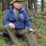 Das Sträußchen von Schoigu hält Putin aber in allen Ehren. 