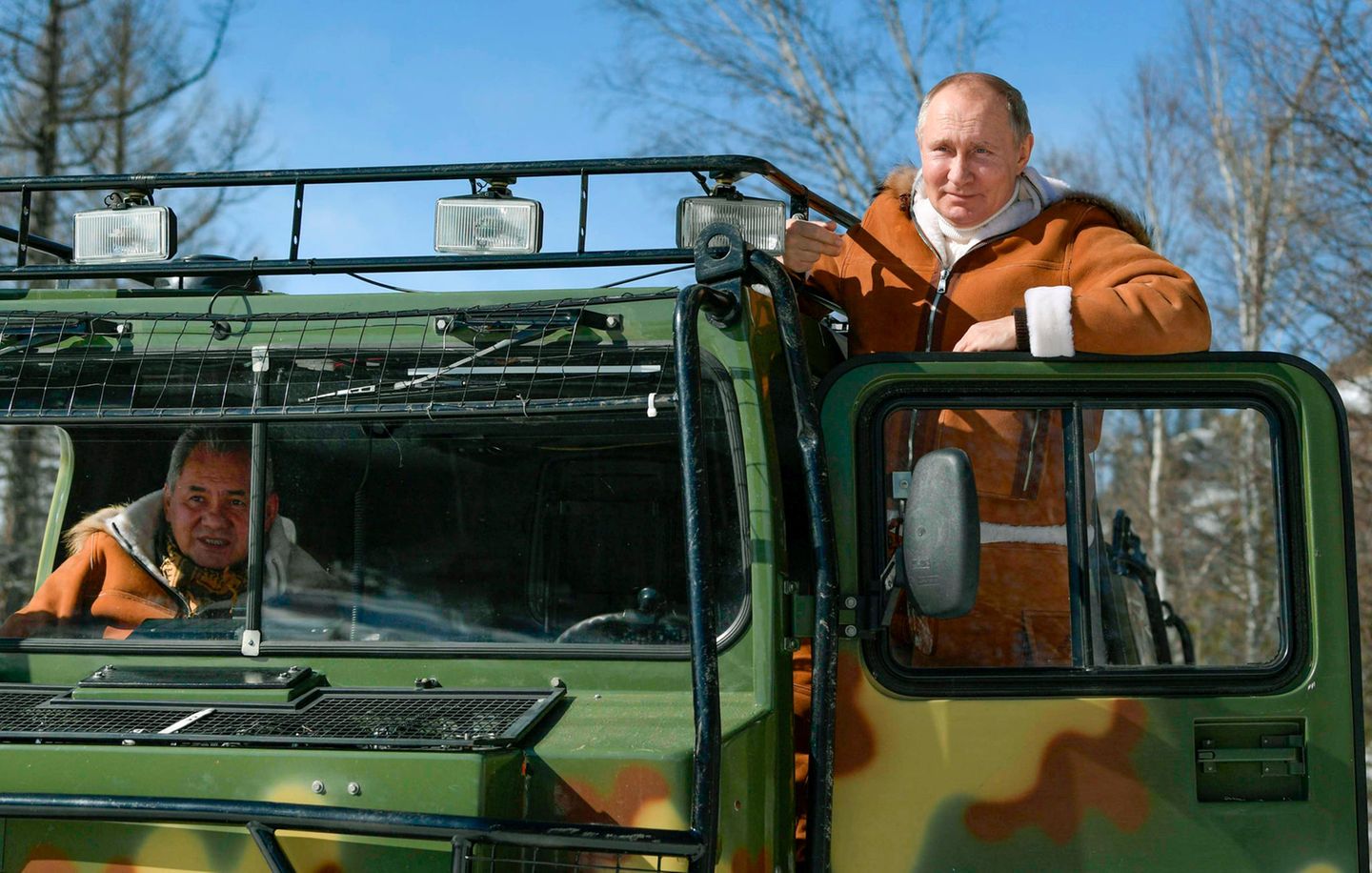 Wladimir Putin auf einer Spritztour durch die verschneiten Berge Sibiriens