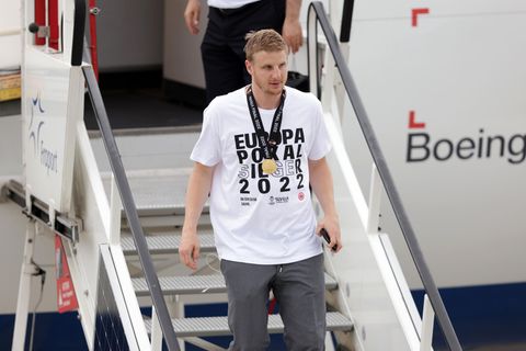 Martin Hinteregger steigt mit der Europa-League-Sieger-Medaille aus dem Flieger in Frankfurt
