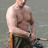 Bereits 2007 schmeißt sich Putin mit nacktem Torso in Pose. Zwischen dem offenherzigen Bildern liegen zehn Jahre. Aber Putin ist immer noch Präsident. 