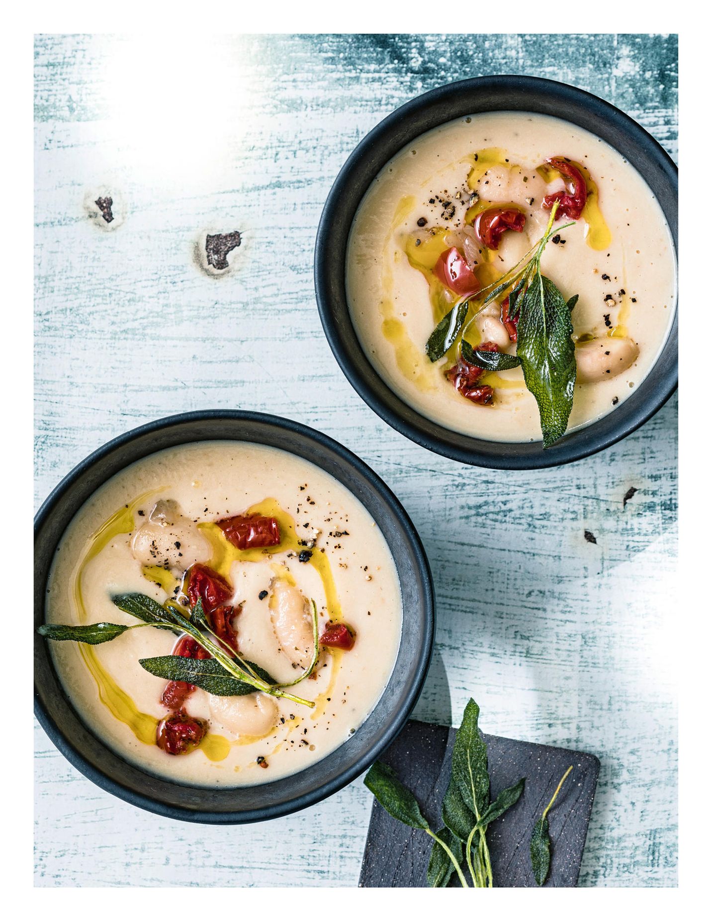 Toskanische Bohnencremesuppe mit frittiertem Salbei Deftig Vegan Mediterran: Toskanische Bohnensuppe