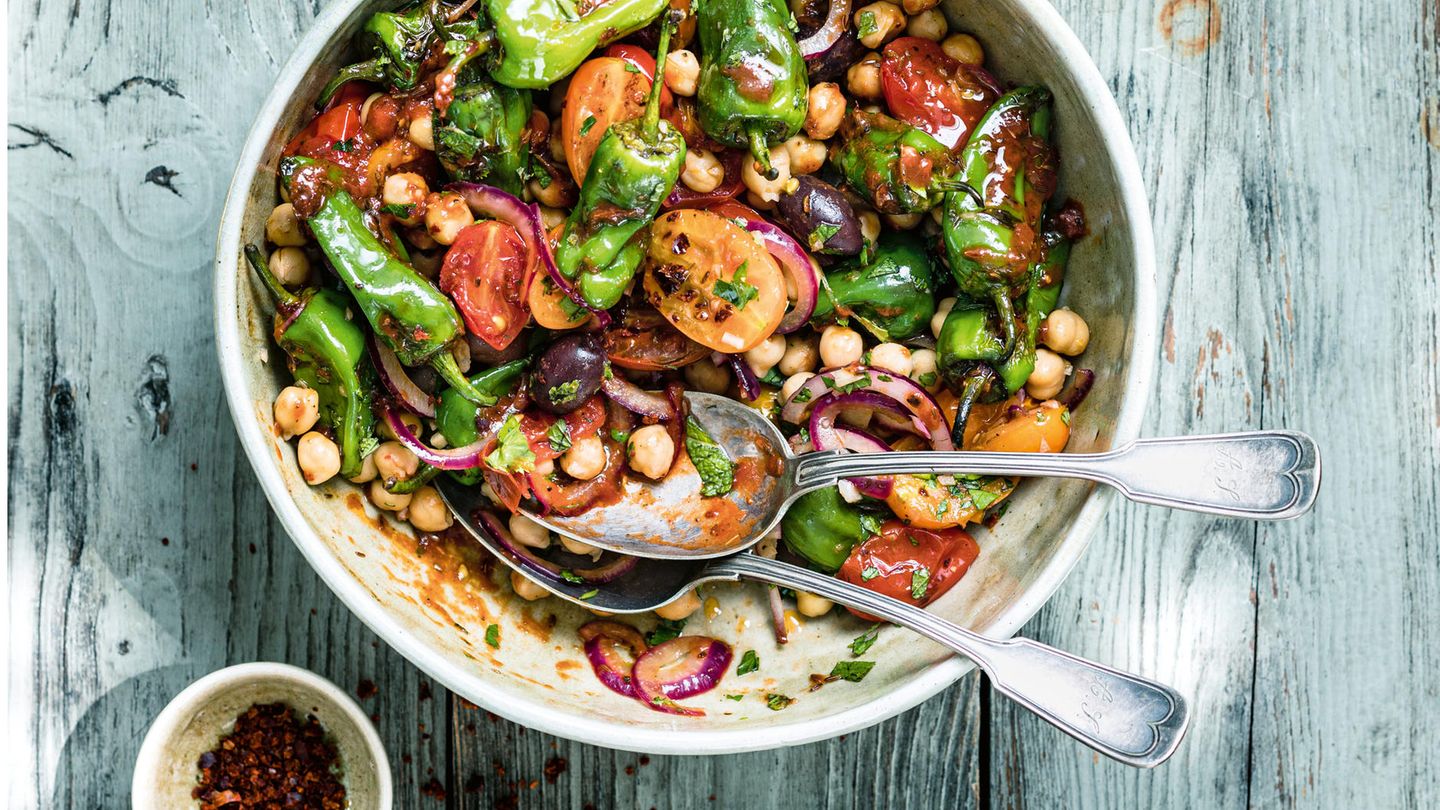 Kichererbsensalat mit Pimientos, Tomaten und Oliven Deftig Vegan Mediterran: Kichererbsensalat