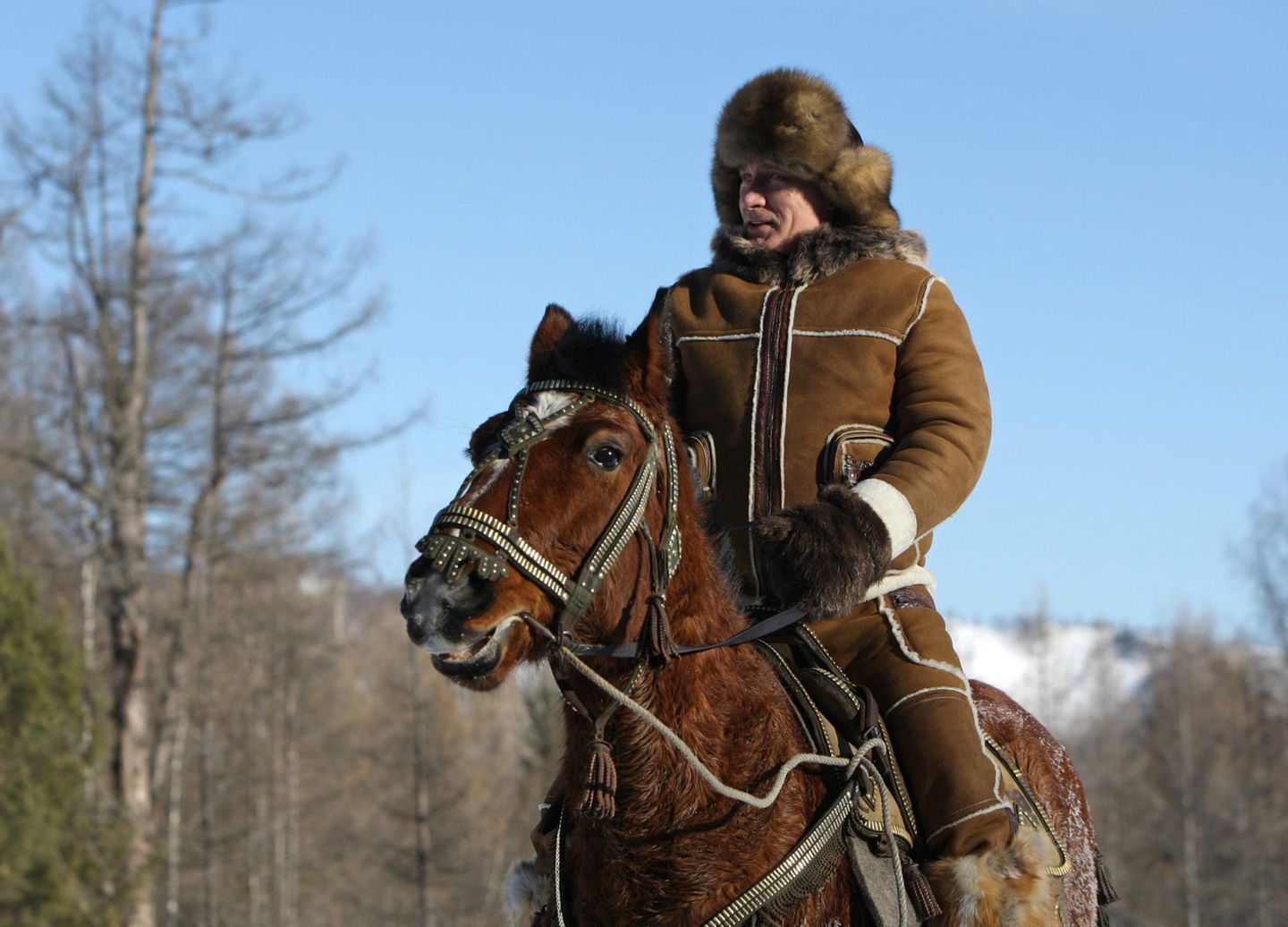 Die russischen Republik Chakassien besieht sich Putin 2010 vom Rücken eines Pferdes aus. Bis zu einem bösen Sturz soll der Kreml-Chef eine große Leidenschaft für den Reitsport gehabt haben. 