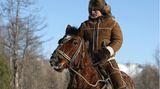 Die russischen Republik Chakassien besieht sich Putin 2010 vom Rücken eines Pferdes aus. Bis zu einem bösen Sturz soll der Kreml-Chef eine große Leidenschaft für den Reitsport gehabt haben. 