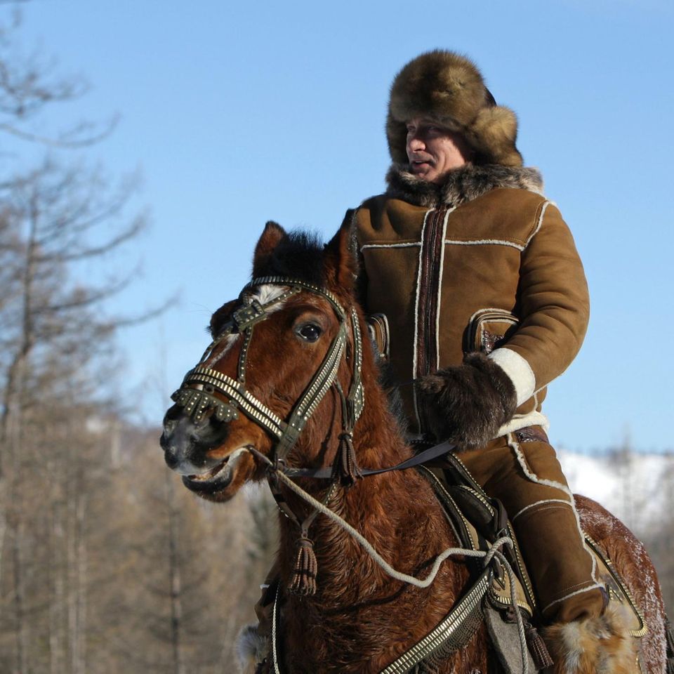 Die russischen Republik Chakassien besieht sich Putin 2010 vom Rücken eines Pferdes aus. Bis zu einem bösen Sturz soll der Kreml-Chef eine große Leidenschaft für den Reitsport gehabt haben. 