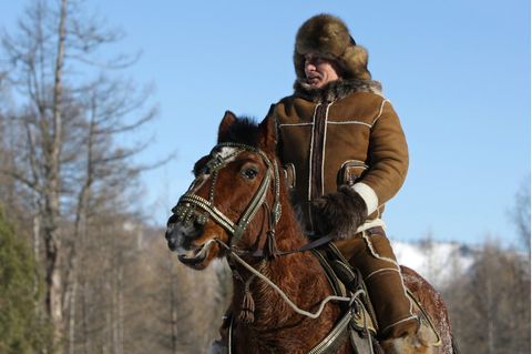 Die russischen Republik Chakassien besieht sich Putin 2010 vom Rücken eines Pferdes aus. Bis zu einem bösen Sturz soll der Kreml-Chef eine große Leidenschaft für den Reitsport gehabt haben. 