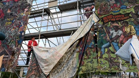 Abbau des kritisierten Kunstwerks auf dem Documenta in Kassel