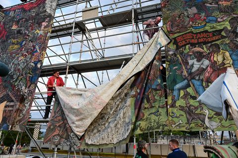 Abbau des kritisierten Kunstwerks auf dem Documenta in Kassel