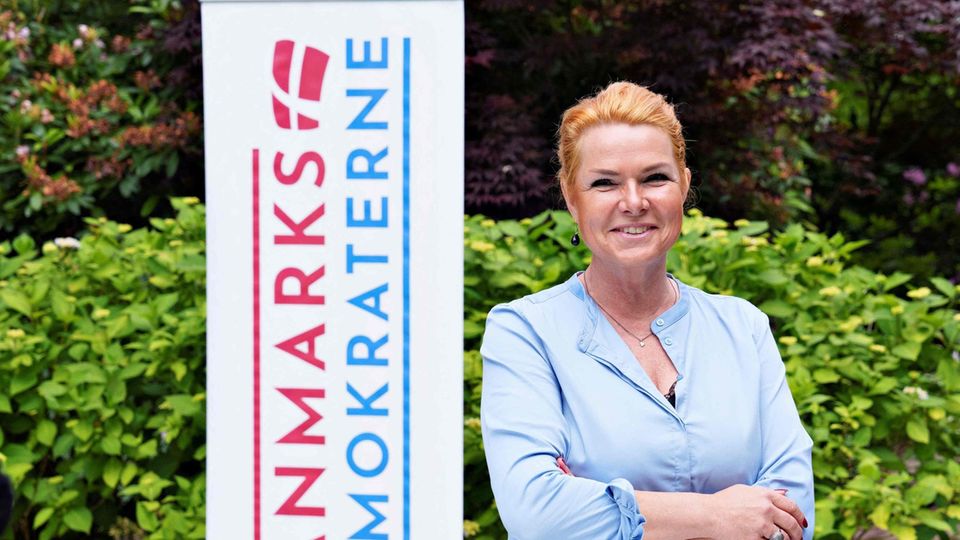 Inger Støjberg vor einem Banner der Dänemarkdemokraten