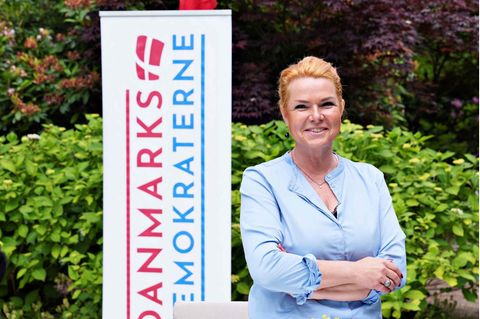 Inger Støjberg vor einem Banner der Dänemarkdemokraten