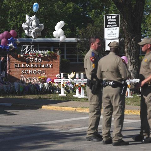 Polizisten vor dem Eingang der Robb Elementary School in Uvalde, Texas