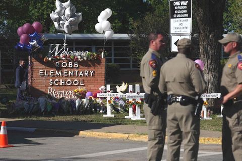 Polizisten vor dem Eingang der Robb Elementary School in Uvalde, Texas