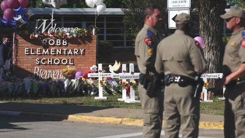 Polizisten vor dem Eingang der Robb Elementary School in Uvalde, Texas