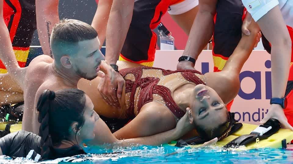 Video: Rettung in letzter Sekunde: Synchronschwimmerin verliert Bewusstsein