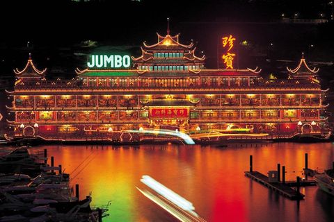 Die "Jumbo Kingdom" liegt im Hafen von Aberdeen im Süden Hongkongs.