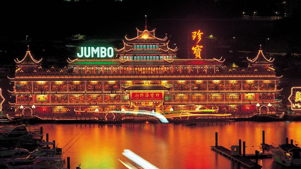 Die "Jumbo Kingdom" liegt im Hafen von Aberdeen im Süden Hongkongs.