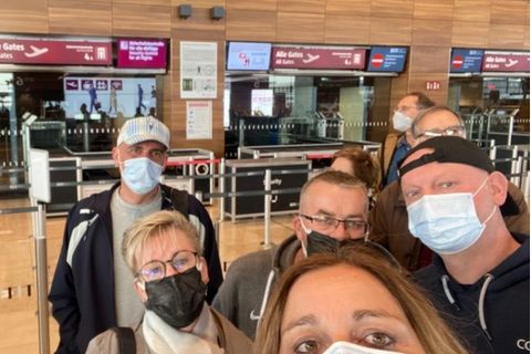 Gundula (links) und Rainer Rieck (Mitte) mit ihrer Reisegruppe am Hauptstadtflughafen BER
