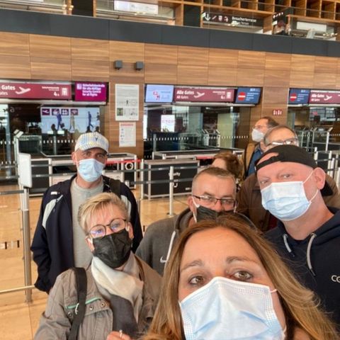 Gundula (links) und Rainer Rieck (Mitte) mit ihrer Reisegruppe am Hauptstadtflughafen BER