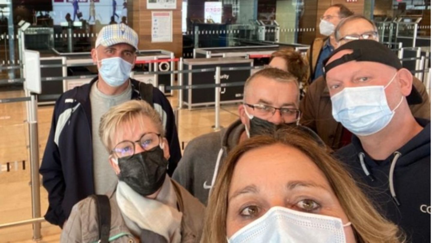 Gundula (links) und Rainer Rieck (Mitte) mit ihrer Reisegruppe am Hauptstadtflughafen BER