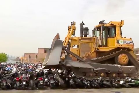 Bulldozer zerstört fast hundert Motorräder in wenigen Minuten.