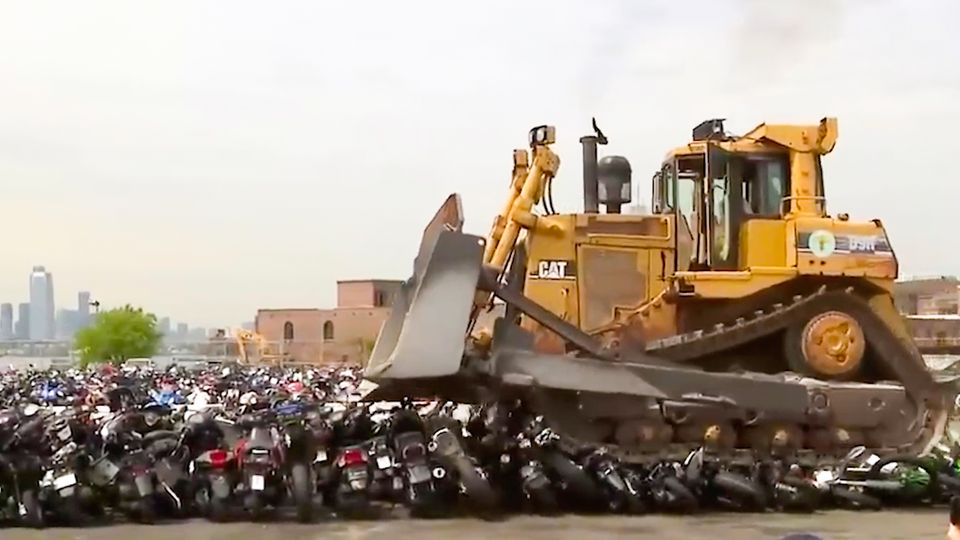 Bulldozer zerstört fast hundert Motorräder in wenigen Minuten.