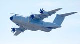 ... sondern zeigt auch in einer Flugschau die Fähigkeiten des Militärtransporters A400M