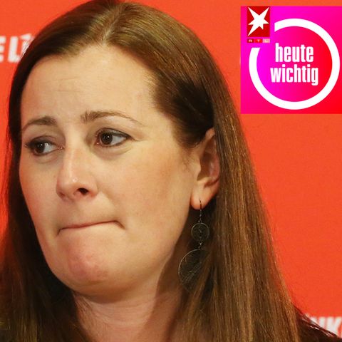 Linken-Chefin Janine Wissler mit verkniffenem Mund vor Die Linke Logo auf roter Wand