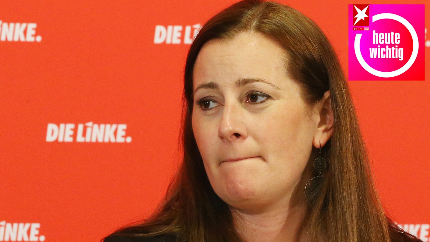 Linken-Chefin Janine Wissler mit verkniffenem Mund vor Die Linke Logo auf roter Wand