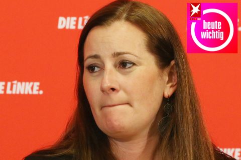 Linken-Chefin Janine Wissler mit verkniffenem Mund vor Die Linke Logo auf roter Wand
